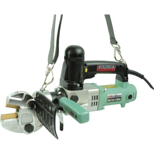 オレンジブック トラスコ中山　TRUSCOARM 電動油圧式ボルトカッター 〔品番:BC16100V〕[ 注番:8523048]特長●電源100V駆動のボルトカッターです。●刃はチタンコーティング粉末ハイス鋼で鉄筋コンクリート用棒鋼φ16迄、焼き入れ鋼材φ13迄切断できます。用途●鉄筋・焼入棒鋼用。仕様●切断能力(mm)：16●入力電圧(V)：100●定格電流(A)：8.0●切断速度(秒)：4●消費電力(W)：760●切断可能な鉄筋の直径(mm)：16 (JIS G3112 SD490)●切断可能な焼入鋼の直径(mm)：16 (HRC30)仕様2材質/仕上●刃部:粉末ハイス鋼（チタンコーティング付）セット内容/付属品●替刃セット×2●ボルトクリッパー:BC-350×1●肩掛けベルト●キャリーボックス注意●切断能力以上の線材は切らないでください。●可動部へは時々注油して下さい。原産国（名称）日本JANコード4981116241326本体質量8.1kgオレンジブック トラスコ中山　TRUSCOARM 電動油圧式ボルトカッター 〔品番:BC16100V〕[注番:8523048][本体質量：8.1kg]《包装時基本サイズ：560×280×270》〔包装時質量：15kg〕分類》電動・油圧・空圧工具》油圧工具》鉄筋カッター☆納期情報：オレンジブック掲載以外でメーカー直送品（送料元払い）【法人限定＝会社名ご記入お願い致します。】※北海道・沖縄・離島は運賃別途商品も含む