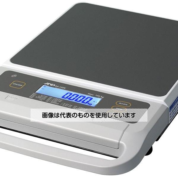 【アズワン AS ONE】実験室設備 事務用品・OAデスク 事務用品 ●【用途】 ●▼自宅・事務所等から宅配便出荷時の料金目安に、産廃目安計量に(パッカー車に搭載)、ペットの体重測定に(オートゼロ機能) 等 ●【特徴】 ●▼持運び便利な大きな取っ手つき ●▼本体ボディ部は一体型アルミダイキャストで形成、頑丈 ●▼ボタン1つで表示の向きが替え(上下反転表示) ●▼バックライト付き液晶表示 ●▼表示のホールド機能付きです ●▼薄型かつ頑丈設計により、立てかけて保管することもが可能(厚さ約73mm) ●▼ペットの体重測定に最適なオートゼロ機能付き 商品の仕様 ●外形寸法：(W)330×(D)509×(H)80mm ●ひょう量：150kg ●最小表示R1(選択可能)：0.1kg ●最小表示R2(選択可能)：0.01kg ●最小表示R3(選択可能)：0.001kg(0kg〜3kg)/0.01kg(3kg〜) ●最小表示R4(選択可能)：1g(0g〜3000g)/0.01kg(3kg〜) ●表示：7セグメント液晶表示(文字高24mm)、180°反転表示可能 ●電源：ACアダプタ(AX-TB196)、または単1形乾電池4個(別売) ●計量台寸法：330×330mm ●標準付属品：取扱説明書、ACアダプタ ●JANコード：4981046608039 【※ご注意ください】商品は代表の画像を使用しています。