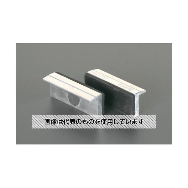 【アズワン AS ONE】実験室設備 工具類 工具、道具 ●バイスのあごや工作物が、挟んでいる最中に結合したり、歪んだりすることを防ぐように設計されています。 ●口金は固いアルミ合金でできており安全にバイスに固定するために丸いマグネットが付いています。 ●金属の屑の付着や工作物を磁化させないようにマグネットはバイス側に吸着させて下さい。 ●口金は直角に曲げられており、どのタイプのバイスにも合うように平行になっています。 ●創作、組立などに使用して下さい。 ●工作物に順応し、しっかり固定し滑りません。 ●工作物にキズを付けません。 商品の仕様 ●接触面：ラバー ●材質：アルミ合金＋ラバー ●マグネット付 ●長さ：100mm ●入数：2個 【※ご注意ください】商品は代表の画像を使用しています。