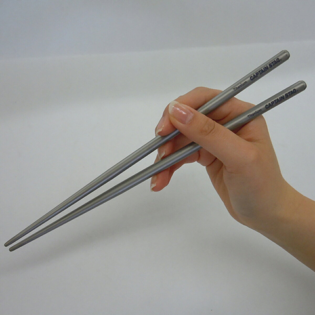 ファーストFACTORYのキャプテンスタッグ(CAPTAINSTAG) チタン製 箸-HASHI- UH-3004 【在庫有り】| チタン製 箸 食器 アウトドア シルバー 軽量 バーベキュー 箸ーHASHIー はし キャンプ パール金属 ケース付き お箸 カトラリー 弁当箱 ケース付｜アングル3