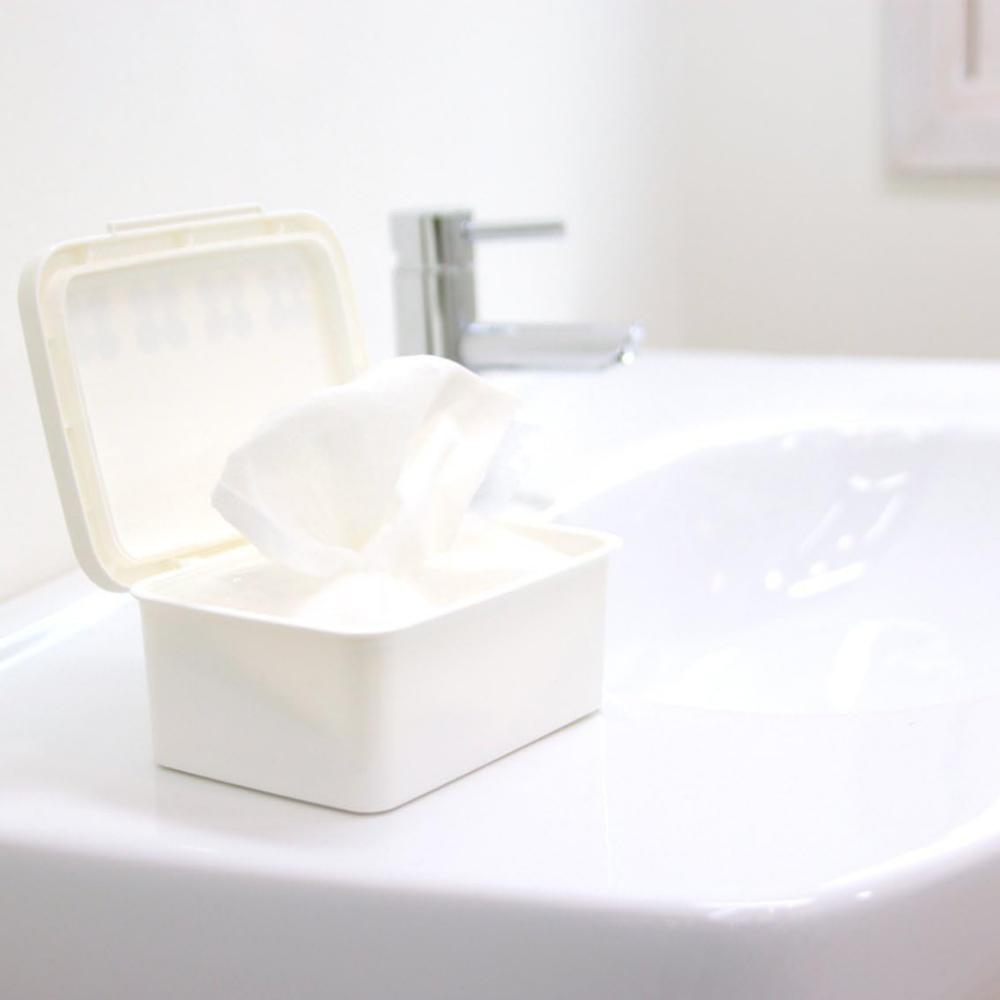 フルール お掃除クロスケース ホワイト | フルール お掃除クロスケース トイレ用品 北欧 収納 シンプル お掃除クロス ケース つめかえ用クロス トイレシート モダンデザイン 白いケース 小物収納 クロス収納 密閉パッキン 陶器風 清潔感 トイレ収納