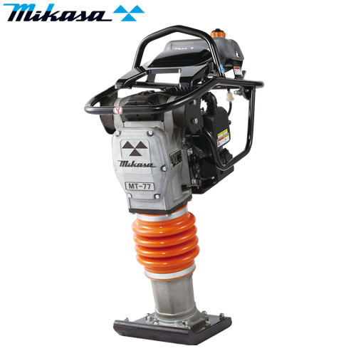 商品の特徴 三笠産業　タンピングランマーMT-77HRL ●圧倒的な耐久性 ●高張力鋼のメタルシートをプレス一体形成した耐摩耗性フート。 ●抜群の操作性 ●作業者への負担を軽減し、作業効率を高める防振ハンドル。 ●遠心分離効果で粉塵を除去。 ●エンジン寿命を延ばし、メンテナンスの手間も省くツインサイクロンクリーナー。 エンジンカバーが雨・埃からエンジンを保護します。 ツインサイクロン付プレクリーナーの採用で、エンジンのメンテナンスサイクルを向上させました。 2つのエアークリーナーの働きで、エンジンに絶えずクリーンな空気を供給、常に 安定した性能を保持し、エンジン寿命を延ばします。 ベローズは内側に網目状にリブを設けることで、ねじれに強く安定した転圧ストロークを実現しました。 フートは、メタルシートに耐磨耗性の高張力鋼を採用。 新設計の防振ハンドル採用、作業時の手許振動を3~ 4割低減(当社比)。 作業効率を高めます。 作業中や整備時に簡単に回転数を確認できます。停止時には通算運転時間を表示、稼働時間の管理が容易です。 製品仕様 ●機械重量：77kg ●機体寸法：全高1,070×全幅375×全長740mm ●衝撃板寸法：全幅285×全長340mm ●衝撃板ストローク：50〜80mm ●衝撃数：10.7〜11.6Hz（644〜695v.p.m） ●打撃力毎回：11.8〜13.7kN（1,200〜1,400kgf） ●エンジン：ホンダGXR120　2.7kw（最高出力：3.7PS)　4サイクル ●回転数：3,800〜4,100Min-1