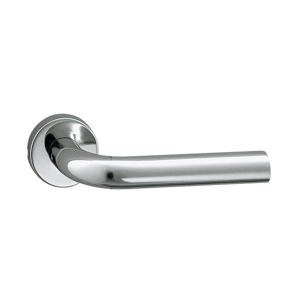 商品の特徴 UNION(ユニオン) レバーハンドル UL020-001 ステンレス ミラー 製品仕様 ●分類:建築用金物 ＞ レバーハンドル ＞ レバーハンドル ●商品型番:UL020-001 ●機能:電気錠対応 ●仕様:ステンレス ミラー ●サイズ:145×50×65 ●重量:0.35kg ●備考:標準プレートCP15N付ご注文の際は、必ずドア厚をご指示ください。空錠 WFS01001付 \14400 (税込\15840)シリンダー錠 WCS01005付 \21100 (税込\23210)間仕切り錠 WPS01005付 \19500 (税込\21450)表示錠 WES01005付 \19500 (税込\21450)※レバーハンドルとの色や色味が異なる場合がありますので、メーカーの営業までご相談ください。&nbsp; こちらの商品は、ご注文時にドアの厚みの指定の無い場合は販売不可となっております。 ご注文の際は、必ず入力欄に1mm単位でドア厚をご記載ください。