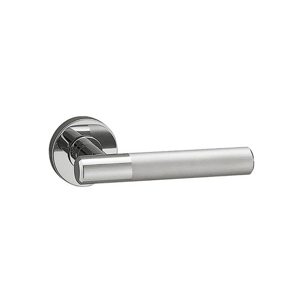 商品の特徴 UNION(ユニオン) レバーハンドル UL1005-001 ステンレス ヘアライン＋ミラー 製品仕様 ●分類:建築用金物 ＞ レバーハンドル ＞ レバーハンドル ●商品型番:UL1005-001 ●機能:電気錠対応 ●仕様:ステンレス ヘアライン＋ミラー ●サイズ:130×50×68 ●重量:0.82kg ●備考:標準プレートCP15N付ご注文の際は、必ずドア厚をご指示ください。空錠 WFS01001付 \25400 (税込\27940)シリンダー錠 WCS01005付 \32100 (税込\35310)間仕切り錠 WPS01005付 \30500 (税込\33550)表示錠 WES01005付 \30500 (税込\33550)※レバーハンドルとの色や色味が異なる場合がありますので、メーカーの営業までご相談ください。&nbsp; こちらの商品は、ご注文時にドアの厚みの指定の無い場合は販売不可となっております。 ご注文の際は、必ず入力欄に1mm単位でドア厚をご記載ください。