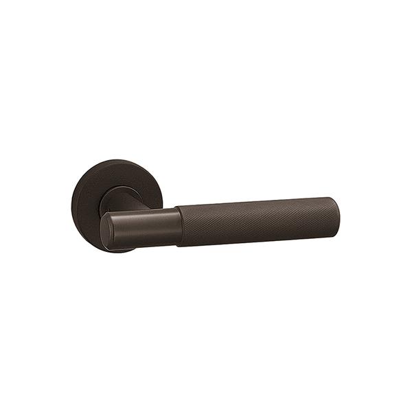 商品の特徴 UNION(ユニオン) レバーハンドル UL1066-004 ブラス チャコールペイント 製品仕様 ●分類:建築用金物 ＞ レバーハンドル ＞ レバーハンドル ●商品型番:UL1066-004 ●機能:電気錠対応 ●仕様:ブラス チャコールペイント ●サイズ:130×50×68 ●備考:屋内用専用プレート付(CP15N)ご注文の際は、必ずドア厚をご指示ください。空錠 WFS01001付 \40900 (税込\44990)シリンダー錠 WCS01004付 \47300 (税込\52030)間仕切り錠 WPS01004付 \45700 (税込\50270)表示錠 WES01004付 \45700 (税込\50270)※レバーハンドルとの色や色味が異なる場合がありますので、メーカーの営業までご相談ください。&nbsp; こちらの商品は、ご注文時にドアの厚みの指定の無い場合は販売不可となっております。 ご注文の際は、必ず入力欄に1mm単位でドア厚をご記載ください。