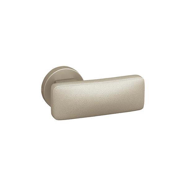 商品の特徴 UNION(ユニオン) レバーハンドル UL1239-002 アルミ ステンカラー＋ユニフロストステンカラー 製品仕様 ●分類:建築用金物 ＞ レバーハンドル ＞ レバーハンドル ●商品型番:UL1239-002 ●機能:電気錠対応 ●仕様:アルミ ステンカラー＋ユニフロストステンカラー ●サイズ:130×50×54.5 ●備考:専用プレート付(CP15N)ご注文の際は、必ずドア厚をご指示ください。空錠 WFS01001付 \28900 (税込\31790)シリンダー錠 WCS01009付 \36100 (税込\39710)間仕切り錠 WPS01009付 \34600 (税込\38060)表示錠 WES01009付 \34600 (税込\38060)※レバーハンドルとの色や色味が異なる場合がありますので、メーカーの営業までご相談ください。&nbsp; こちらの商品は、ご注文時にドアの厚みの指定の無い場合は販売不可となっております。 ご注文の際は、必ず入力欄に1mm単位でドア厚をご記載ください。