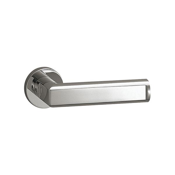 商品の特徴 UNION(ユニオン) レバーハンドル UL258-001 ステンレス ミラー 製品仕様 ●分類:建築用金物 ＞ レバーハンドル ＞ レバーハンドル ●商品型番:UL258-001 ●機能:電気錠対応 ●仕様:ステンレス ミラー ●サイズ:131×50×65 ●重量:0.76kg ●備考:標準プレートCP15N付ご注文の際は、必ずドア厚をご指示ください。空錠 WFS01001付 \27900 (税込\30690)シリンダー錠 WCS01005付 \34600 (税込\38060)間仕切り錠 WPS01005付 \33000 (税込\36300)表示錠 WES01005付 \33000 (税込\36300)※レバーハンドルとの色や色味が異なる場合がありますので、メーカーの営業までご相談ください。&nbsp; こちらの商品は、ご注文時にドアの厚みの指定の無い場合は販売不可となっております。 ご注文の際は、必ず入力欄に1mm単位でドア厚をご記載ください。