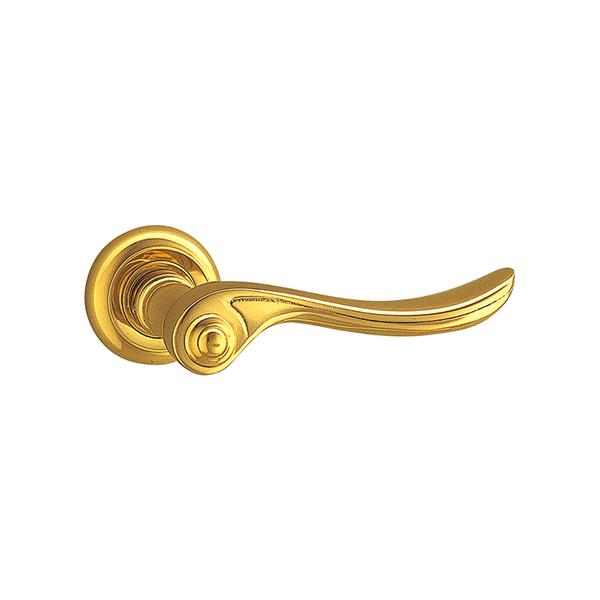 商品の特徴 UNION(ユニオン) レバーハンドル UL305-001 ブラス ミラー 製品仕様 ●分類:建築用金物 ＞ レバーハンドル ＞ レバーハンドル ●商品型番:UL305-001 ●仕様:ブラス ミラー ●サイズ:120×48×73 ●重量:0.55kg ●備考:ご発注の際にL(外部から見て左吊元)/R(外部から見て右吊元)を必ずご指定ください。専用プレート付ご注文の際は、必ずドア厚をご指示ください。空錠 WFS01003付 \16400 (税込\18040)シリンダー錠 WCS01007付 \23800 (税込\26180)間仕切り錠 WPS01007付 \22100 (税込\24310)表示錠 WES01007付 \22100 (税込\24310)※レバーハンドルとの色や色味が異なる場合がありますので、メーカーの営業までご相談ください。&nbsp; こちらの商品は、ご注文時にドアの厚みの指定の無い場合は販売不可となっております。 ご注文の際は、必ず入力欄に1mm単位でドア厚をご記載ください。