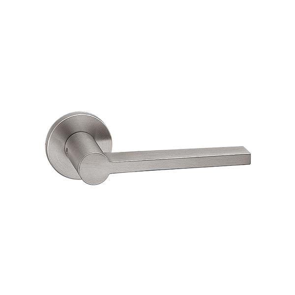 商品の特徴 UNION(ユニオン) レバーハンドル UL3690-001 ステンレス ヘアライン 製品仕様 ●分類:建築用金物 ＞ レバーハンドル ＞ レバーハンドル ●商品型番:UL3690-001 ●機能:電気錠対応 ●仕様:ステンレス ヘアライン ●サイズ:130×50×65 ●重量:0.71kg ●備考:標準プレートCP15N付ご注文の際は、必ずドア厚をご指示ください。空錠 WFS01001付 \18700 (税込\20570)シリンダー錠 WCS01001付 \23800 (税込\26180)間仕切り錠 WPS01001付 \22400 (税込\24640)表示錠 WES01001付 \22400 (税込\24640)※レバーハンドルとの色や色味が異なる場合がありますので、メーカーの営業までご相談ください。&nbsp; こちらの商品は、ご注文時にドアの厚みの指定の無い場合は販売不可となっております。 ご注文の際は、必ず入力欄に1mm単位でドア厚をご記載ください。