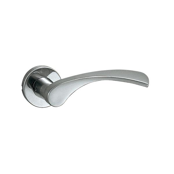商品の特徴 UNION(ユニオン) レバーハンドル UL447-004 ステンレス ミラー 製品仕様 ●分類:建築用金物 ＞ レバーハンドル ＞ レバーハンドル ●商品型番:UL447-004 ●機能:電気錠対応 ●仕様:ステンレス ミラー ●サイズ:130×50×78 ●重量:0.68kg ●備考:ご発注の際にL(外部から見て左吊元)/R(外部から見て右吊元)を必ずご指定ください。標準プレートCP15N付ご注文の際は、必ずドア厚をご指示ください。空錠 WFS01001付 \22900 (税込\25190)シリンダー錠 WCS01005付 \29600 (税込\32560)間仕切り錠 WPS01005付 \28000 (税込\30800)表示錠 WES01005付 \28000 (税込\30800)※レバーハンドルとの色や色味が異なる場合がありますので、メーカーの営業までご相談ください。&nbsp; こちらの商品は、ご注文時にドアの厚みの指定の無い場合は販売不可となっております。 ご注文の際は、必ず入力欄に1mm単位でドア厚をご記載ください。