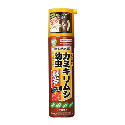 商品の特徴 ◆住友化学園芸 新　園芸用キンチョールE 420ml 専用ノズルで効果的に退治します。 殺虫剤。専用ノズル(3方向噴射)で、果樹(かんきつ、いちじく)やかえでの樹幹に食入したカミキリムシ(ゴマダラカミキリ、クワカミキリ)を効果的に退治します。 アブラムシ、ケムシ、ハダニなどの害虫にも幅広く効きます。 製品仕様 ●有効成分：ペルメトリン。 ●剤型：エアゾール剤。 ●農林水産省登録：第15975号。 ●性状：乳白色液体。 ●容量：420ml。 ●ベルメトリン。 食入部に使用する場合、逆流した薬液が収穫物にかからないよう注意してください。かんきつのゴマダラカミキリに使用する場合、幼虫の食入が進むと効果が劣る場合がありますので、食入初期に使用してください。りんごの使用時期の摘果期は落花2ヵ月後までとしてください。使用前には容器を十分振ってください。また、30秒以上連続して使用する場合は一度中断し再度容器を振ってから使用してください。日中高温時、強風時、降雨前の使用はさけてください。 ばら、きく及び花木に使用する場合は、植物から必ず30cm以上離れた所から1〜2秒間ずつ断続して茎葉がぬれる程度に噴射してください。特に新芽、新葉、蕾、花弁には十分注意してください(冷害)。適用作物群に属する作物またはその新品種にはじめて使用する場合は、使用者の責任において事前に薬害の有無を十分確認してから使用してください。なお、病害虫防除所または販売店等と相談することが望ましいです。 体調のすぐれない時は散布しないでください。室内及び人体に向かって噴霧しないでください。通常の使用方法では危険性は低いですが、取扱いに注意してください。使用中に身体に異常を感じた時は安静にして直ちに医師の手当を受けてください。眼に入らないように注意してください。万一眼に入った場合は直ちに水洗してください(弱い刺激性)。散布時は、マスク、手袋などを着用してください。噴射した霧を吸い込んだり浴びたりしないように注意してください。 作業後は手足、顔などを石けんでよく洗い、うがいをしてください。風向きなどを考え周辺の人家、自動車、壁、洗濯物、ペット、玩具などに散布液がかからないように注意してください。散布時や散布当日は散布区域に小児やペットが立ち入らないように配慮してください。ミツバチ及び蚕に影響がありますので、注意して使用してください。使用に当っては金魚鉢、水槽、池などに噴霧が入らないよう注意してください。使用後の空缶は、戸外でガスを出しきったことを確認してから処理してください。 商品サイズ：約60×243×60mm 重量：約442g JANコード：4975292603313 分類：　ガーデン