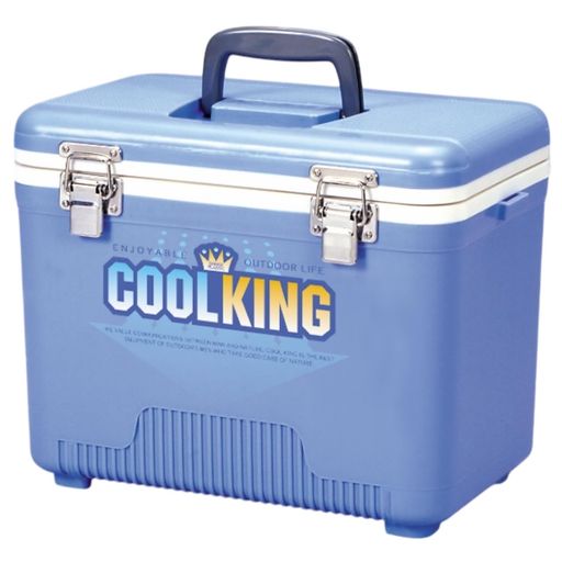 本体サイズ:W36.3xD23.7xH28.5cm 材質:(本体)PP、(ハンドル)ABS樹脂、(ハンドルカバー)PC、(ロック部品)ステンレス 本体重量:2.10kg 容量:12L 原産国:日本製 頑丈でシンプル設計のクーラーボックス。ステンレスバックルで丈夫で長持ち。釣りやキャンプなどアウトドアライフが快適になる工夫がいっぱいのクーラーボックスです。
