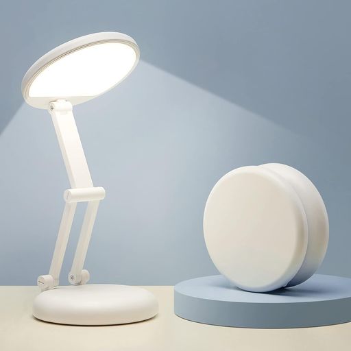 ☘【目に優しいLEDデスクライト】デスクライトは高品質とちらつかないのLED光源を採用し、大平面発光のデザインにより、多重影やムラなどの問題がない。目に優しい卓上ライトは柔らかく均一に自然光が広がります。長時間の仕事、勉強でも目が疲れにくく、眼が疲れることが軽減します。電気スタンドはCRI>80、演色指数80以上で色彩の還元度が高く、鮮明な視覚をあげます。眩しさガードが付く卓上スタンドライトは子供にも大人にも目に優しいデスクライト、卓上ライト、電気スタンド、スタンドライト、デスクスタンド、テーブルランプ、読書灯です。 ☘【無階段調光・記憶機能付きのデスクライト】卓上ライトはタッチ式で明るさを制御できます。電気スタンドのボタンを長く押すと輝度を変えることができます。LEDデスクライトは無階段調光機能もあるので、生活のシーンに応じて、自分が欲しいとズバリの光の具合を実現できます。また、卓上スタンドライトはコンセントを抜かない限り直前の光量を記憶してくれる機能もあります。明るく便利で使いやすいledデスクライト、スタンドライト、卓上ライト、電気スタンド、デスクスタンド、テーブルランプ、読書灯です。