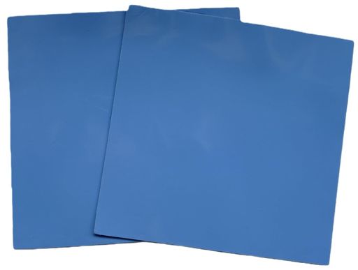 ✅製品仕様 内容:2枚入り 1枚サイズ:100MM x 100MM x 1MM (LxWxT) 熱伝導率:1.5 W/M・K 耐熱温度:-50°C ~ 200°C カラー:ブルー ✅主な特徴 安定した熱伝導と高絶縁性:優れた熱伝導性で効率的に放熱。同時に高い絶縁性を備え、電気的に敏感な部品の使用にも安心です。 柔軟性・弾力性で隙間を完全充填:柔らかく粘性・弾力性に富むため、凹凸や隙間を密着して埋め、熱抵抗を低減します。 片面粘着で施工が簡単:粘着性があり、貼り付けるだけで取り付け可能。生産からメンテナンスまで、作業効率を向上させます。 自由にカット可能:必要なサイズや形状に簡単にカットでき、様々な機器や部位に柔軟に対応できます。 ✅主な適用シーン パワー管の絶縁・放熱 チップ・CPU・銅管ヒートシンクの冷却 コンピュータ主板・通信機器・車載電子・産業用電源 高速SSDの熱対策 ✅取り付け手順 1. 取り付け面を清掃します。 2. パッドを必要に応じてカットします(不要な場合はこの手順を省略してください)。 3. 片面の保護フィルムを剥がし、所定の位置に貼り付けます。