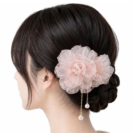 ✅【さりげなく華やぐ、小さな花飾り】 軽やかな紗で仕立てた花モチーフ。大きさの異なる2輪の花が重なり合い、控えめながらも上品な存在感を演出します。主張しすぎず、どんな髪型にも自然になじむ“大人かわいい”髪飾りです。付属品:折りたたみコーム ✅【揺れるパールで、後ろ姿まで美しく】 動くたびにやさしく揺れるパールビーズの飾り付き。光を受けてほんのり輝き、シンプルなまとめ髪にも女性らしいニュアンスをプラス。写真映えもよく、後ろ姿まで印象的に仕上がります。 ✅【透け感のある紗で、やわらかな立体感】 透け感のある紗素材が、ふんわりとした立体感と軽やかさを演出。長時間つけても負担になりにくく、やさしいつけ心地です。くちばし型クリップで、ショートヘアからまとめ髪まで簡単に装着可能。 ✅【折りたたみコーム付き】 持ち運びしやすいコンパクトサイズ。なめらかなコームで髪のもつれを防ぎ、テール部分で分け目も簡単に整えられます。ギフトにもおすすめです。 ✅【浴衣にひとつ添えるだけで、ぐっと華やかに】 夏祭りや花火大会の浴衣スタイルにはもちろん、成人式・卒業式・七五三・前撮り・入園式などのセレモニーにもおすすめ。