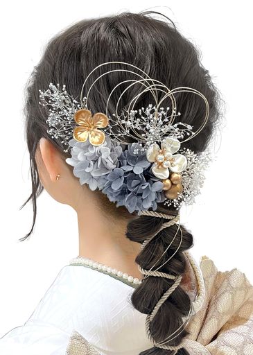 【華麗なデザイン】自然の美しさと華やかさが見事に融合したこの髪飾りセットは、あじさいやかすみ草、水引、パール、そして美しい組紐など、上質な素材を贅沢に使用しています。本物の素材ならではの上品な輝きが特別な日を彩り、優雅で洗練された雰囲気を演出します。人生の節目となるイベントや、思い出に残るひとときを、さらに魅力的に仕上げてくれる一品です。 【手作りの特別感】職人が一つ一つ丁寧に仕上げられたこの髪飾りは、本物の花を乾燥させたドライフラワーを使用した特別な一品です。自然の美しさと繊細な魅力をそのまま生かしたデザインが特徴で、そのため、他にはない独特の風合いや優雅さを備え、着ける人に特別な感覚を与えます。 【自由なアレンジ】この髪飾りは、UピンやIピンで簡単に装着できるため、初心者の方でも気軽にお使いいただけます。軽量のデザインで、長時間つけていても疲れにくいです。17点セットで、各パーツを自由に取り外すことができ、好みに合わせてアレンジを楽しみながら、自分だけのオリジナルスタイルを手軽に作り出せます。どんなシーンやヘアスタイルにも柔軟に対応できるのも魅力です。