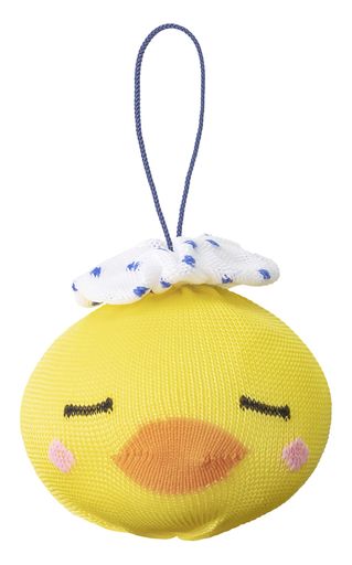 サイズ(約):直径8cmx高さ8.5cm(紐は含まない) 重量(約):60g 材質:ポリプロピレン・ポリエステル・ ナイロン・ポリエチレン / 使用期限目安:約90日 生産国:日本 お風呂に浮かべておくだけで湯アカの原因となる皮脂を吸着し、綺麗なお湯をキープ。最後の人まで気持ちよく入浴することができ、残り湯もキレイだからお洗濯に再利用することができます。バスタブも汚れにくくしてくれるので、お掃除の手間を減らすことにもつながります。 湯垢の原因「皮脂」を吸着! 船舶事故の原油を回収する繊維と同じ特殊な素材を使用しており、湯垢汚れの原因となる皮脂・ボディソープの残りを吸着します。 お掃除らくらく浴槽に付着するザラつきの原因である皮脂を軽減することで浴槽のお掃除が楽になり、節水にも繋がります。残り湯を再利用キレイな残り湯は洗濯などに再利用できます。