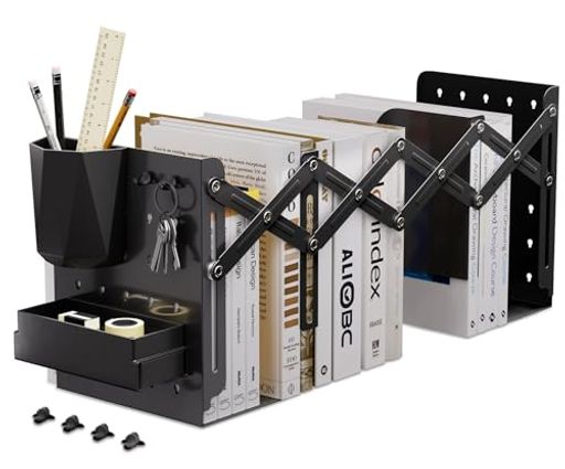 【自由に伸縮本立て】ALIOBC 2026新モデル伸縮型ブックエンド、自由に伸縮可能です。伸縮機能でデスクスペースを有効活用。本や資料をすっきりまとめて整理し、仕事や勉強の効率アップに貢献します。本立て卓上は部屋だけでなく、リビングルームや本棚にも適しています。 【付属品付き・強収納】取り外し可能なペン立て、収納ボックスとフックが付属しており、ペン、はさみ、テープ、付箋、鍵、カッターなどの収納に最適です。書斎、事務所、図書館、書店など幅広い場所でご利用いただけます。お友達、お子様へのプレゼントとしてもグッドです。 【使用便利・倒れない】 一般的なブックエンドはセパレート式なので背もたれがないが、本品可変式本立ては背後の伸縮部品がそのまま背もたれとなり便利。辞書、参考書、フアイル、A4の分厚い本など、よく使うものを机の上に置いてください。【滑り止めゴム足付き】aliobc 本立ての底面には滑り止めのシリコン足が付いており、本や書類を取り出す際に本棚が滑るのを防ぎます。 【分類収納で効率UP】2つの仕切り付きで本・雑誌・CD・新聞などを種類別に整理できます。取り出しが簡単で作業効率が上がります。