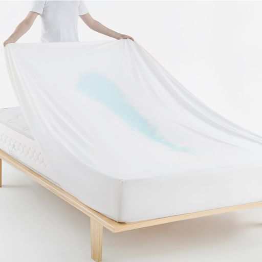「商品情報」サイズ‐キング・180X200cm 素材:表地/ポリエステル94%・ポリウレタン6%、裏地/TPU防水加工(ポリウレタンコーティング)仕様:360度全面防水タイプ、全周ゴム付きで着脱簡単。厚さ25cmまでのマットレス・敷き布団に対応。生産国:中国 「360度全面防水仕様」裏地にTPU防水コーティングを施し、表面だけでなく側面までしっかりガード。汗や水分、飲み物のこぼれ、おねしょなどからマットレスを360度保護します。 「ニット生地でやさしい肌触り」表地にはやわらかなニット素材を採用。伸縮性のある編み方で素肌に触れてもチクチク感が少なく、なめらかでやさしい肌触りです。 「伸縮性がありフィット感抜群」ニット特有の高い伸縮性でマットレスにぴったりフィット。シワになりにくく、カサカサ音も抑えられ、ぐっすり眠りをサポートします。 「抗菌・防ダニ対策」防水層がハウスダストやダニの侵入をブロック。清潔を保ちながら、アレルギー対策にも役立ちます。 「軽量&amp;速乾でお手入れ簡単」軽くて扱いやすく、洗濯後も一般的な防水シーツに比べて速乾性に優れ、常に清潔に使えます。さらに全周ゴム仕様で取り付け・取り外しも簡単。