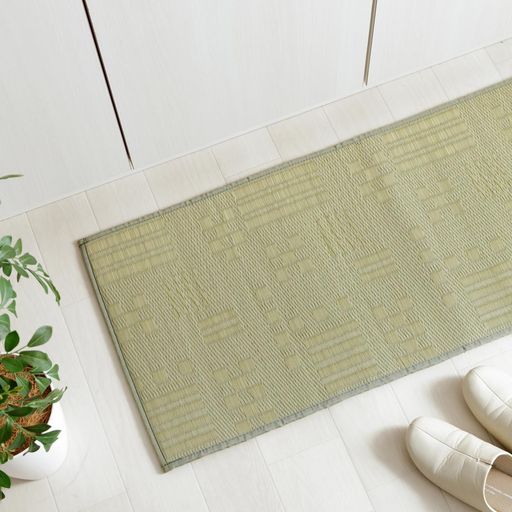 【サイズ】約45x120cm 【組成】表地=い草100% 中材=ウレタンフォーム(チップウレタン)8mm 裏地=ポリエステル100% 滑り止め付き 【天然い草の心地よさ】さらっとした肌触りと、い草ならではの自然な風合い。素足で立ちたくなるキッチンマットです。裏面には滑り止め加工を施し、調理中もマットがずれにくく快適に使えます。 【キッチンに映える北欧デザイン】やさしい色合いと遊び心のある柄で、キッチンを明るく彩ります。 【グミのようなやわらか踏み心地】中材にウレタンチップ8mmを使用。クッション性があり、長時間立っても足が疲れにくい設計です。 【洗濯不要】い草は汚れにくい素材だから、お手入れは拭くだけでOK。水道代の節約、家事の時短につながります。