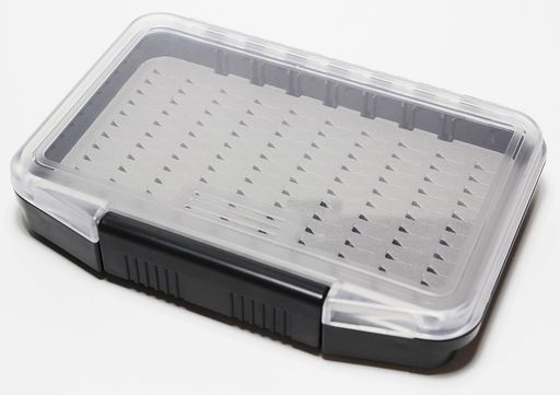 プラスチック製の軽量で丈夫なボックスです。 透明で中のフライ(毛ばり)を確認しやすい。 片面開き。 三角穴フォーム パッキン仕様。