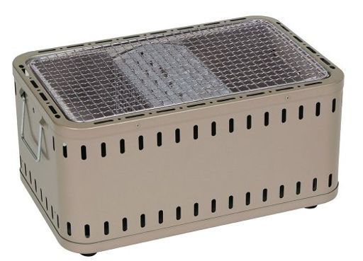 【煙の発生を約90%カット】直接炭に油が落ちない構造により、煙の原因になる油が燃えないので煙を抑えることができます。煙による服のニオイや、周りを気にすることなくBBQを楽しむことができます。 【お肉がふっくらと焼ける】輻射効果&amp;遠赤効果で食材に直接炭火があたりません。お肉が焦げるのを防ぎ、ふっくらと美味しく焼くことができます。 【少量の炭で焼ける】反射板を利用するため、熱効率がよく少ない炭でご使用いただけます。 【後片付けラクラク】炭が火床にまとまっているため、灰捨ての後処理がカンタンに行えます。 【本体が熱くなりにくい】当製品は火床の外側が二重構造になっており、二重の空気層で外への熱の伝わりをおさえます。そのため、本体を触っても熱くなりにくくなっております。小さなお子様と一緒に使用される際も火傷の心配が軽減します。ブルーシートや机の上での使用も可能です。 【サイズ