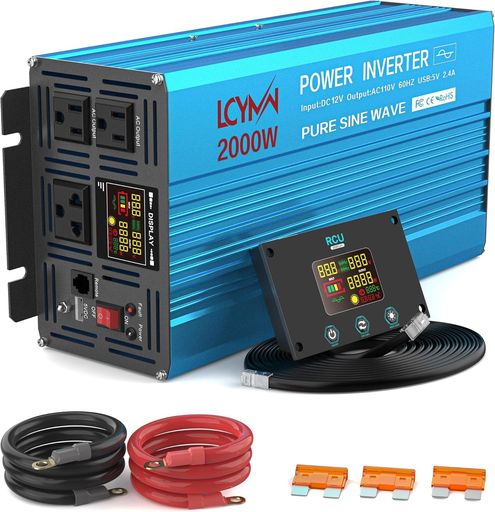 【2000W正弦波インバーター AC100V出力】DC12Vバッテリーの直流電源を、家庭用と同等の安定した正弦波AC100Vに変換する高性能インバーターです。キャンプや車中泊、非常用電源としても活躍し、パソコンや家電製品など、幅広い電子機器に安全に使用できます。ACコンセントx3口とUSBポート(2.4A)x1を搭載。家庭用電化製品や車載機器のほとんどに対応可能です。 【LCDスクリーン搭載・多重保護機能付き】本インバーターは見やすいLCDスクリーンを搭載。電圧・出力・運転状態をひと目で確認できます。さらに過電圧・過負荷・短絡などの多重保護機能を備え、車載やキャンピングカー、船舶などでも安心して使用可能です。 【5m有線リモコンで本体と同じ表示・遠隔操作可能】 付属の約5m有線リモコンは、インバーター本体のLCD表示と同じ情報を表示。離れた場所からでも電源のON/OFFや運転状況の確認・操作が可能で、車内や収納スペースへの設置にも便利です。キャンピングカー、バンコン、船舶、小屋など、さまざまなシーンで活躍します。