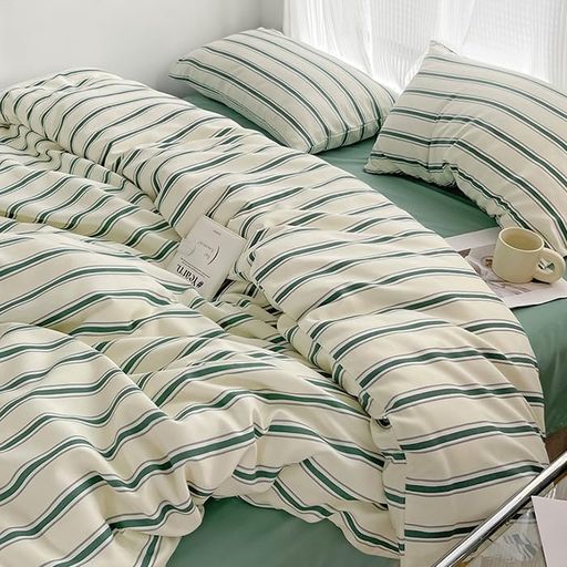 【商品仕様】▼シングル 3点セット 掛け布団カバー(1枚)、150X210cm ・ボックスシーツ 100X200+30cm 封筒式枕カバー(1枚) 43X63cm ▼セミダブル 4点セット内容と仕様 掛け布団カバー(1枚)、170X210cm ・ボックスシーツ 120X200+30cm 封筒式枕カバー(2枚) 43X63cm ▼ダブル 4点セット 掛け布団カバー(1枚)、190X210cm・ボックスシーツ 140X200+30cm 封筒式枕カバー(2枚) 43X63cm。 【シンプルなストライプデザイン】:シンプルなストライプ紋デザイン、快適さと調性が両立し、淡い微風のように、余暇を感じながら心地よい時間を楽しみます。いつもの寝具にセットするだけで、かわいくお部屋を演出。肌と生地の間に空間ができるため通気性よく肌触りが快適。お姫の上品な雰囲気に、しっとりと肌に馴染み、いつまでも触れていたくなる感触です。細かいところも安心なデザインです。使う便利、 快適な睡眠を誘います。