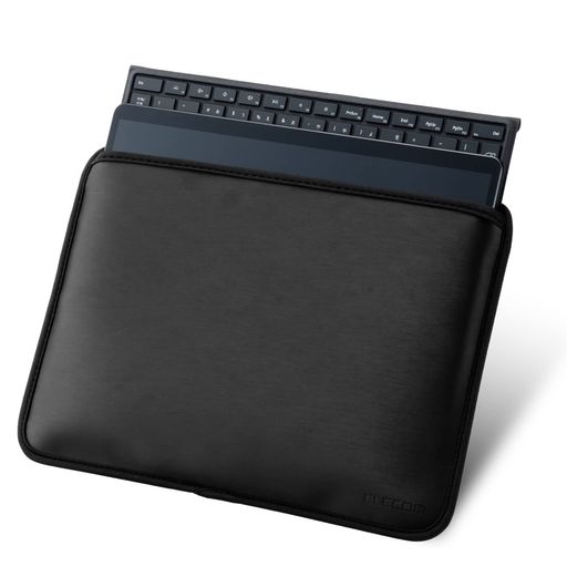 セミハード素材がSurface Proを傷や衝撃から守ります。 ※対応機種は仕様を参照ください。 機器本体の出し入れがしやすい、フタがない横型スリップインタイプです。 機器本体と装着された純正タイプカバーをしっかりホールドするぴったりのサイズです。 入口内側にあるストッパーで、機器本体単体でも滑り出さずポーチ内に保持します。 Surfaceペンを収納できる、ペンホルダーが付いています。