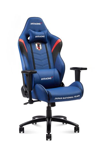 サッカー日本代表のオフィシャルライセンス商品。 適度な弾力のあるクッションとホールド感のある座り心地。張地には経年劣化に強い高耐久仕様PUレザーを使用。 【寸法】背もたれ幅58CM/奥行56CM/高さ95CM、座面下高さ:34~41.5CM、座面厚さ:10CM、重量:25KG 【材質】PUレザー(背もたれ、座面)、高反発モールドウレタンフォーム(クッション材)、スチール鋼(フレーム、シリンダー、ホイールベース)、ポリウレタン(アームレスト、キャスター) 組み立て式(専用工具と日本語組立マニュアル付属)。安心のメーカー(AKRACING)1年保証