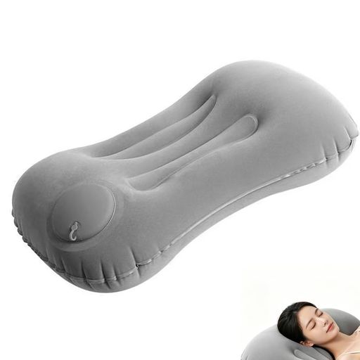 【商品仕様】使用時サイズ:約縦45CMx横30CMx高さ13CM、収納時:約15x12x6CM。手動プレス式エアーピロー。 【肌に優しく多用途な素材】柔らかく通気性に優れたTPU&amp;ポリエステル複合生地を使用。柔らかく快適で、長時間の使用でも不快感はありません。 【人間工学に基づいた設計】頚椎のカーブにぴったりフィットする人間工学デザインを採用し、頚部や腰部の圧力を効果的に軽減できます。 【簡単膨らませ&amp;収納】口で吹く必要がなく、キャップを開けてポンプを押すだけで簡単に膨らみます。 【多用途】キャンプ、長時間フライト、ハイキング、オフィス、アウトドア活動に最適な携帯枕として。汚れた部分は濡れた布で拭くだけで簡単にお手入れできます。