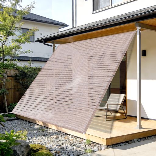 この製品が使用した高密度なポリエチレンという材料、生地の収縮を抑える熱処理も加工も施しましたが、丈夫で3年間の品質サポートが可能です。 高通気性がある素材で、熱気がこもらず、遮光率80%で日差しと紫外線をカットすることで省エネ効果も期待できます。弊社普通の商品と比べて通気性が約2倍,内部から外への見通しは良く、圧迫感はありません!外から見えにくくなり、日差しと視線を遮って、涼しく快適にお過ごしいただけます。 外壁の色やお庭のテイストに合せて選べる3色がある。どんな家にも合せやすい高級感のあるブラウン系と、清潔感のあるベージュ、おしゃれな雰囲気を演出するグレーからお選びいただけます。カラーによって透過度が異なる為、設置場所に応じてお選び下さい。 お手入れ:中性洗剤と水で洗って頂くと、簡単に汚れが落ちせ、カビや色褪せを防ぎ、長くお使いになれます。 取り付け:上下に各5個、左右に各2個、合計14箇所あるハトメはアルミ製で錆びにくく、濡れても安心です。取付けひも1.5mx6本 入、ベランダや窓ペ、廊下、庭下、庭先、玄関などに簡単に取り付けることができます。