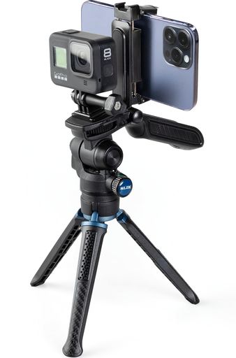 【大きなビデオ用ハンドグリップを搭載したスマートフォン三脚】動画撮影時に深く握りこめる、大型のグリップを搭載したスマートフォン用三脚。カメラも搭載可能。 【回転式スマートフォンホルダーで縦・横撮影OK】内蔵式のスマートフォンホルダーは、自由に回転できるので縦・横位置の変更が瞬時に可能です。 【アクションカメラ+スマートフォンの搭載も可能】スマートフォンホルダー部とカメラ取付部は分かれているので、アクションカメラなどの小型の機材であればスマートフォンと同時に搭載することが出来ます。スマホを外部モニターとして使用する場合などに大変便利です。 【2段階の開脚角度でローアングルでの撮影も可能】中心部のボタンを押して開脚角度を広げることで、より低い高さにすることができます。ローアングルでの撮影に加え、重心が下がるのでより安定した撮影を実現します。 【製品仕様】全高:205mm / 地上最低高:125mm / 縮長:225mm / 重量:275g / 最大搭載重量:1kg