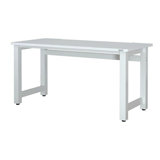 【サイズ】幅140cmx奥行65cmx高さ70cm、天板厚2.5cm、本体重量22.4kg 【材質】天板:2.7mm厚MDF板、ハニカム紙、メラミンコーティング / 脚:スチール(粉体塗装) 【FPSプレイヤーがこれまでの経験を基に開発したデスク】横揺れを徹底的に抑えるよう考え抜かれた設計。天板にハニカムコア構造を採用し、強度を維持しつつ軽量化に成功。天板を軽くすることで重量バランスを調整し、本体の安定性を向上させました。さらに6cmx6cmの太いスチール脚がしっかり支えます。 【ゲーミング環境から逆算したデスクサイズ】幅140cm、奥行65cmと広く設計された天板サイズ。2画面マルチモニターを設置しても快適に使用できるサイジングです。大型マウスパッドにも対応できる広さで、ローセンシプレイヤーでも快適にマウス操作ができます。 【周辺機器の設置にも対応】デスク奥や両サイドに、モニターアームやマイクなどのクランプを取り付け出来るよう設計。天板奥行は65cmと広めで、オーディオインターフェースやアンプなどの機材を配置することも可能です。
