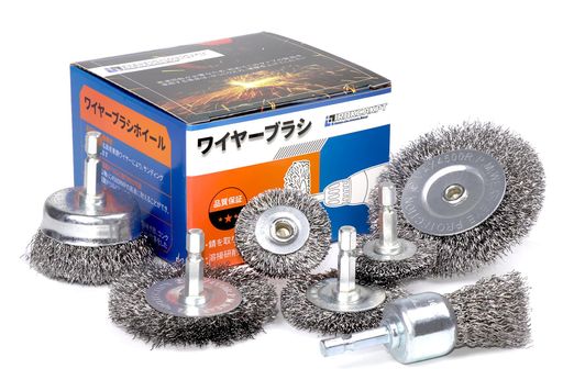 【プロ仕様のワイヤーホイール】:鋼線の強度を高める0.15mmのステンレス鋼炭素鋼を使用し、ドイツ独自の自動生産工程で毛の数と厚さを増やし、優れた固定力で激しい使用中にワイヤーが外れて曲がらない安定性と安全性を大きく向上させました。