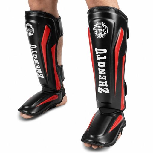 【RIZIN現役 日本最強の寝技師 Rebel FC第3代フェザー級王者「摩島一整」推薦の実戦仕様】第5代DEEPフライ級王者として活躍する神竜誠選手が実際のトレーニングで愛用し、推薦するレガース。プロ格闘家の激しい蹴りや打撃にも耐える設計で、RIZIN、K-1などのトップファイターからも信頼されています。本物の実戦品質を求める方に最適な、プロ仕様のレッグプロテクターです。キックボクシング、総合格闘技、ムエタイなどのスパーリングや高強度トレーニングでも、確かな保護性能を発揮します。 【男性の蹴りにも耐える3cm厚手スポンジ - 毎週のアザと痛みから解放】従来の布製シンガードとは一線を画す、3cmの超厚手高密度スポンジを採用。成人男性の全力キックを受けても、衝撃を面で分散し、痛みを大幅に軽減します。「練習相手が男性ばかりで毎週アザだらけ」という悩みを解決。特にスパーリングパートナーが体格の良い男性の場合でも、安心してトレーニングに集中できます。バンテージとの併用でさらに固定力が増し、膝サポーターとしても機能する膝下までの広範囲カバー設計です。