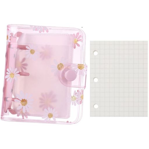 【材質】紙+PVC+金属製で、カバーは透明なPVC素材で作られており、耐久性も優れていて、汚れや水に強いです。透明なデザインに菊の模様の装飾が加わり、よりおしゃれで美しく見えます。 【手のひらサイズ】サイズ:10.5*8CM、ポケットサイズのメモ帳は可愛くて、軽くて、持ち運びに便利です。 【3穴リング仕様】3穴仕様のリングで、紙の追加や交換が可能なバインダーです。 【様々な場所でで活躍】備忘録、メモ帳、ビジネス、日記などに幅広く使われています。 【セット内容】1*システム手帳カバー、1*内部ページ(80枚)、3*透明収納ページ