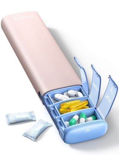 引き出し式デザイン​​:ideerfitは二重保護機能付き7日間ピルボックスを設計しました。閉じると完全に密封され、薬のこぼれを効果的に防止。ほこりや湿気もブロックするので、旅行時にもこぼれる心配がなく便利です。 7日間ピルオーガナイザー​​:ideerfit週間ピルボックスは7つの薬コンパートメントを装備。各コンパートメントにはフィッシュオイル5粒分、またはビタミン12粒分まで収納可能。週単位の服薬管理を簡単にサポートします。 内蔵防湿機能​​:独自の防湿設計が薬を最適な状態に保ち、有効成分をしっかりキープ。自宅使用や多湿地域でも、薬の鮮度を保ち固まるのを防ぎます。 携帯性&amp;エレガンスデザイン​​:スリムでミニマルな6.27x1.95x0.94インチのコンパクトサイズ。ideerfit週間ピルケースはバッグやビジネスバッグ、スーツケースにすっきり収納でき、通勤・出張・週末の小旅行に最適です。 簡単操作&amp;服薬管理​​:開閉しやすい蓋は開いた状態で固定されるため、薬の補充や服用がラクラク。旅行用ピルケースの「3D日付表示」は各ラベル20000回以上の耐久性を実現。