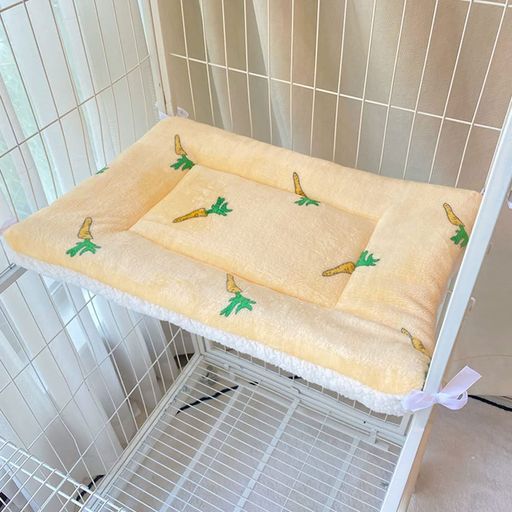 インドア 暖かい、柔らかい、洗える、落ちない 🐈【ケージに結ぶだけでズレない!】ひも付きふわふわスクエア型ペットマットで、お留守番中もケージやサークルの中でまったり過ごします8分音符紐が4か所付いているので、ケージや椅子などにしっかり結んで固定でき、安定感の良いマットタイプです。にゃんこが上がったり下りたりしても落ちる心配がないので安心。キャンバス生地なので、爪も引っかかりにくい、耐久性にも優れています。 🐈【リバーシブル一年中使える💗】さらっとした肌触りのリネンキャンバスの柄面とフワフワぬくぬくボア面のリバーシブル仕様なので、一年中快適に使えるペットマットです。肌寒い季節に冬用のもけもけあったか面にして、ふわっとした毛足でずっと触れていたくなる柔らかさで、フミフミが止まらないよ~暖かくなったら、かわいい柄面に変えられて、夏場もスヤスヤ眠ります。 🐈【使いやすい四角い形】フラットなスクエア型の猫・犬用クッションなので、ケージ内の棚や天井にぴったり。