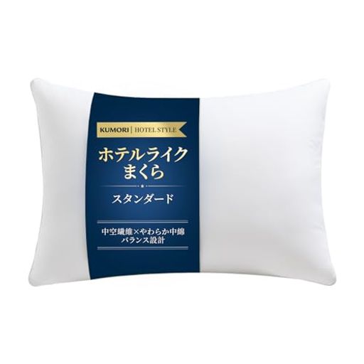 【商品情報】サイズー50x70cm・1個 厚さ:約20cm 素材ー表地:ポリエステル100% 中材:ポリエステル100% 梱包形態:圧縮梱包+巾着袋入り 産地:中国 【ホテルのような寝心地をご自宅で】ふんわりとしたやさしい感触と、ほどよい弾力で頭と首をしっかり支えます。毎日使いやすいベーシック設計で、どなたでも快適にお使いいただけます。 【ピーチスキン加工で優しい肌ざわり】なめらかなピーチスキン加工生地を採用。やさしく肌になじむ快適な使い心地に加え、吸水速乾性に優れ、さらっとした状態をキープします。 【中空繊維xやわらか中わたのバランス設計】かさ高性に優れた中空繊維とやわらか中わたを組み合わせ、沈み込みすぎず、やさしく包み込むような寝心地を実現します。寝返りしても快適にフィットします。 【お手入れ簡単・洗えて清潔】ご家庭で洗濯可能(洗濯ネット使用)。洗濯後はしっかり乾かし、軽く形を整えることで、ふんわりとした状態に戻ります。毎日清潔にご使用いただけます。