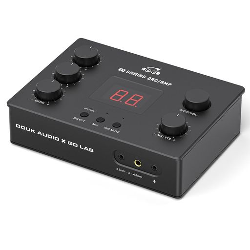 【ゲームデバイスLAB】監修。「勝ちに行く」ためのFPS完全特化チューニング 本製品が目指したのは、単なる高音質ではなく「ゲームで勝てる音」です。監修の【ゲームデバイスLAB】が何よりもこだわったのは、FPSにおける「足音」や「銃声」の正確な定位と距離感。 そのため、一般的な音楽用DACにある「暖かみ」や「過度な滑らかさ」をあえて削ぎ落とし、空間を広く描写しつつ、一音一音がくっきりと分離する「見通しの良いサウンド」に仕上げました。心臓部にはESS製「ES9039Q2M」チップを、オペアンプには通常版「NE5532」に加え、特別版として「MUSES01」を厳選。音楽鑑賞レベルの解像度を保ちながら、競技シーンに必要な情報を余すことなく耳に届けます。 ボイスチャットもこれ1台。配線地獄から解放されるオールインワン設計 これまで、高音質なゲーム音とクリアなVC(ボイスチャット)を両立するには、DACとオーディオインターフェースの2台使いが常識でした。Z1なら、その複雑な環境をたった1台で完結できます。 PCやCS機からのゲーム音、マイク音声、さらにAUX経由のスマホ音声(DISCORDなど)をミックス。