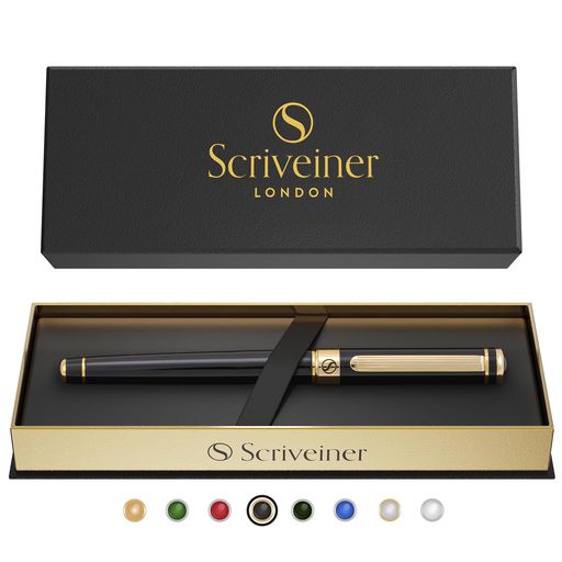 真に贅沢なペンの感触をお楽しみください。Scriveinerの美しい高級ローラーボールペンは、真鍮にブラックラッカー仕上げと本物の金メッキを施した逸品です。英国のブティックブランドならではの、最高級の品質と控えめな高級感をお楽しみください。 思いを効果的に伝える – 弊社はドイツ製のシュミット液体インクシステムを採用しているため、どんな種類の紙の上でもなめらかにペンが滑ります。万年筆のインクの感触とボールペンの利便性を兼ね備え、ジェルインクペンよりも優れた書き心地を実現しました。 書き心地の良さを追求した程よい重さとバランスのペンです。このラグジュアリーなペンは、毎日書くのが好きな方のために設計されました。 同僚や愛する人を喜ばせる – 美しい装丁の箱に入れてお届けするので、素敵なギフトにもぴったりです。カジュアルにも、エグゼクティブが使用するペンとしても、そしてオフィスでの仕事用にも個人用としても、Scriveinerのローラーボールペンは周囲の人々から褒められることでしょう。 卓越した優美さ、洗練、そしてさりげないラグジュアリー – Scriveinerのペンはイギリスのロンドンでデザインされました。