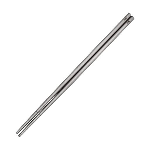【サイズ】長さ:約23cm。重量:約14g/膳。 【耐久性】表面が酸化物の皮膜によって保護されるため、空気中ではプラチナや金とほぼ同等の強い耐蝕性を持ちますまた、金属臭がしないので、食べ物等の風味を壊さない。 【滑り止め】チタン箸の先端に滑り止め構造により小さいや丸状食べ物或いは細長い麺等を取っても落ちにくい、使い勝手がいい。 【中空構造】本体が中空構造なので、持ち手に負担をかけません。熱伝導率が低いですので、料理から熱がうばわれにくいため、アツアツの料理が食べられる傍ら、箸自体は熱くなりにくいです。 【様々なシーン活躍】専用箸袋が付き持ち運びが容易で、洗いが簡単です。ピクニック、キャンプ、BBQ、旅行する等にはもちろん、日常使用にも活躍できます。