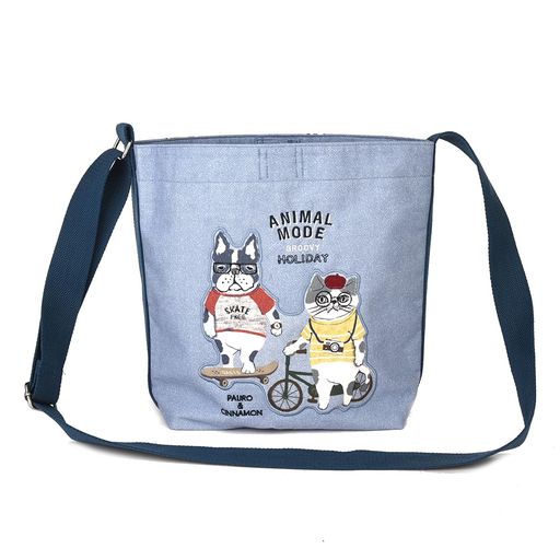 品名:[クスグルジャパン]ワンハンドルバッグ アニマルモード SX 品番:258042-02 色:サックス サイズ:(タテ)(ヨコ底)(マチ底) 30x24x12cm (たすき長さ)約140cm バッグ口/マグネット釦あき 正面にはアニマルモードがプリントされた毛足生地がきれいに縁取りアップリケされています マチがあってたっぷり収納できるバッグで、ショルダーの長さは調節可能 ショルダーの幅は約4cmあり斜め掛けや肩掛けなどお好みのスタイルで使えます