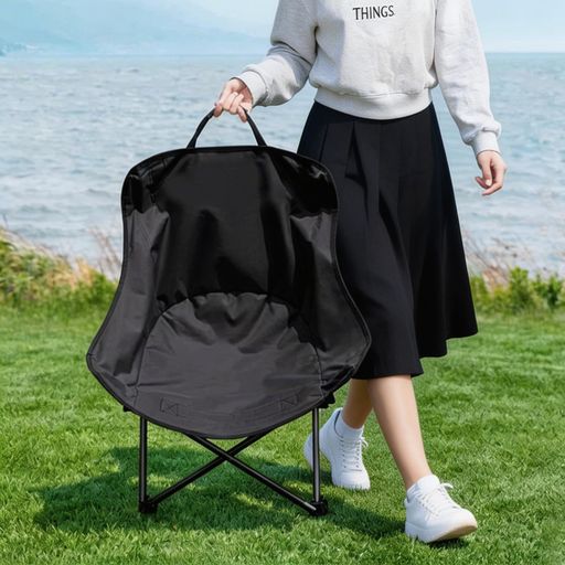 【広い座面設計&amp;持ち運び】重量:約1.5kg 耐荷重:130kg 。収納時サイズ:(約)70cmx14cmx14cm。使用時サイズ:(約)幅60cmx奥行45cmx高さ70cm。サイズで上半身がしっかり受け止められ快適な座り心地が得られます。ワンタッチで筒状にたためますのでコンパクトに収納できます。収納ケースがついていますので、肩にかけて容易に持ち運び可能です。 【優れる耐久性と通気性】 アウトドア椅子は2層構造のポリエステル繊維製の座面を採用しています、椅子の耐久性を確保する、あつい季節も蒸し暑くなく、抜群の通気性と快適な座り心地を確保できます。座面の裏も防水加工し、雨でもタオルでちょっと拭くだけ座れます。さらに、座面を深くするし、座面はハンモックのような吊り下げ構造。腰まわりを優しく包み込み、長時間でも疲れにくいフィット感を実現。 【ローバックキャンプ椅子】しっかりとしたフレーム構造のロースタイルチェア(座面高35cm)です。足が自然に地面に着くので、足が疲れにくい。(身長150cm以上の人では、かかとから膝までの長さは通常35cm以上です)お子様も座れる高さなので親子で共用することも可能です。