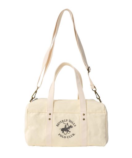 ■サイズ 幅34cmx高さ19cmxマチ19cm ■ビバリーヒルズポロクラブ2WAYキャンバスショルダーバッグ 人気のPOLO、ポニーロゴがワンポイントアクセントになったシンプルでスタイリッシュなミニボストン型のショルダーバッグです。 16オンスの綿キャンパス素材を使用しており、耐久性とデザイン性を兼ね備えたアイテムです。 ファスナー仕様なので、中身が見えず、安全に収納できます。 スマートフォンや財布はもちろん、ハンドタオルや小型の水筒、ボトルが入る便利なバッグです。 ショルダーベルトは取り外し可能で、ショルダーバッグとしてもハンドバッグとしても使用できる2WAY仕様です。 ■ポケット詳細 ・内側オープンポケットx2:小物や貴重品を整理して収納するのに便利です。 ■シーン ・通勤や通学 コンパクトなサイズ感ながら、必要なアイテムをしっかりと収納できるため、通勤や通学にも便利です。 ショルダーベルトを使用すれば、両手が自由になり、移動が楽になります。