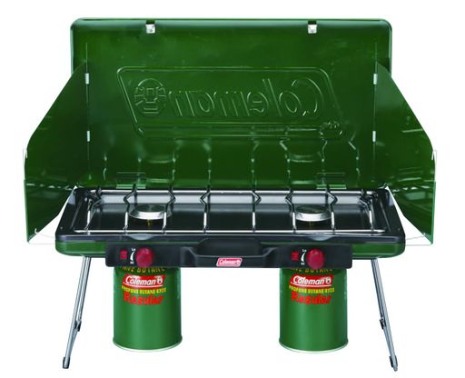 【使用シーン】キャンプ、BBQ、ガーデンなどのアウトドアでの調理に活躍します。 また防災用品としても使えます。 【手軽なツーバーナー】手軽なLPガスを使用する高火力のツーバーナーです。バーナーヘッド(火口)が2つ搭載されており、炒め物をしながらお湯を沸かしたりと同時に調理できるので効率的です。 【火力】最高時約7,000kcal/h(約3,500kcal/hx2)(レギュラーガス最大出力時) LPガス使用なのでアウトドアでも安定した高火力を実現しています。 【耐風性】3方向をカバーする防風板により、耐風性に優れています。 風の影響を受けにくいのでアウトドアでの調理に非常に適しています。 【簡単操作】自動点火装置付きなので、前面にあるバルブを開け自動点火装置のボタンを押せば簡単に着火します。 【スタンド付き】本体底面には折りたたみ式のスタンドが装備されているので、テーブル上や地面の上に直接おいて使用することができます。 【スリムボディ】厚さ7cmの薄型ボディで収納しやすくキャリーハンドル付きなので持ち運びもラクラクです。