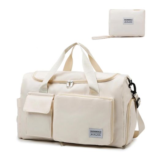 【男女問わず使える、シンプルデザイン、超軽量!】製品寸法48x27x22cm。簡単で折りたたみできるのボストンバッグです。使わない時にカバンに入れても邪魔になりません。本体重量は超軽量の0.49kg,軽量でスペースが大幅に節約され、展開後は出張や旅行に便利です。また、バッグの背面にはスーツケース用の固定ベルトを付き、落下することはありません。旅行の時に、両手を解放できます。シンプルなデザインなので、年齢性別問わず、家族間での使い回しもできます。コンパクトに折りたためるので保管場所も困りません。 【使い方で運び方法いろいろ、4WAY機能付き!】キャリーケース固定、手持ち、ショルダー、斜め掛け、使い方で4通りの運び方ができます。取り外し可能なショルダーストラップ付きの仕様で、荷物が重いときでもスムーズに肩に掛けて持ち運べます。ゴルフやヨガ、スポーツジム、登山、通勤などで使え、ショルダーバッグとして、片方肩掛けバッグとして、またはハンドバッグとして使うことができます。快適な持ち運び方を選んでいただけます。