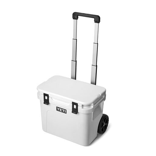 Roadie 32 ホイール付きクーラーは、操作が容易で、耐久性があり、小型車のトランクに適合するため、テールゲートでの群衆、長距離のロードトリップ、週末のトーナメントを乗り切ることができます。 PERISCOPEハンドル:便利な収納のために伸縮可能で、大量の物資に対応するように頑丈に作られています。 NEVERFLAT WHEELS:頑丈な一体型タイヤ構造は、衝撃とパンクに強いです。 リップグリップハンドル:邪魔にならず、釣った魚を簡単に持ち運べます。 BEARFOOT ノンスリップフット:ボートや後部座席での滑りを防ぎます。
