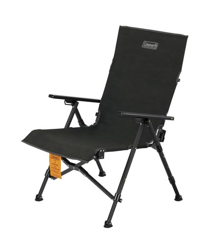 【使用シーン】座り心地の良いハイバックチェアで、アウトドア、キャンプ、BBQはもちろんガーデンなどでも人気です。 運動会、スポーツ観戦、釣りなどにも活躍します。 【18通りのスタイル】6段階の高さ調節と3段階のリクライニングで18スタイルの中から自分好みのセットアップが可能です。 【リクライニング機能】アームレストを引き上げることで3段階にリクライニング可能。食事の時は背もたれを起こして、リラックスモードの時には背もたれを倒して、など利用シーンに合わせて調整することができます。 【コンパクト収納】背面フレーム上部を引き上げるだけのワンアクション収束。脚部を短くした状態でコンパクトに収納できます。 【ゆったりした座面】従来モデルより座面が広くなり、さらにゆったりとした座り心地を実現しました。 【難燃生地】焚火のそばでも安心して使用できる難燃生地を採用しています。 【天然木アームレスト】アームレストに天然木を採用しているため、夏場の熱さや冬場の冷たさが軽減された手触りの良い仕上がりになっています。